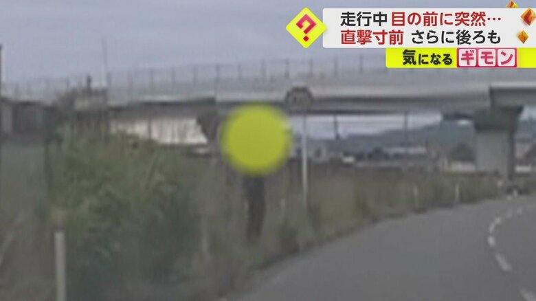 道路脇のスペースに男性が立っている
