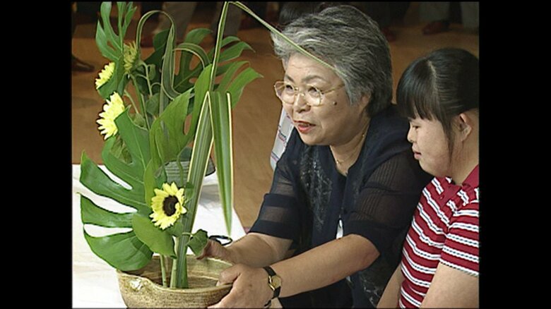 皇太子ご夫妻が視察された生け花クラブ