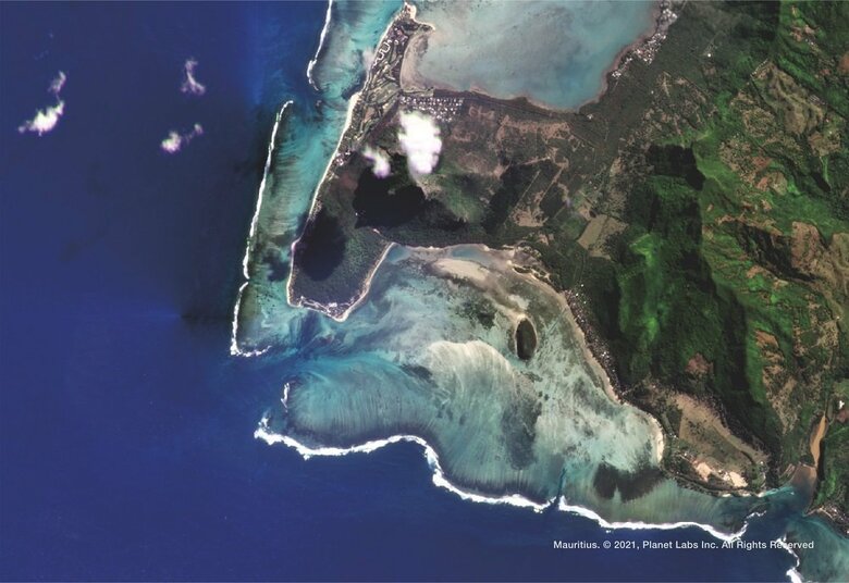 モーリシャスの海の中の滝（-20.47889, 57.29434）