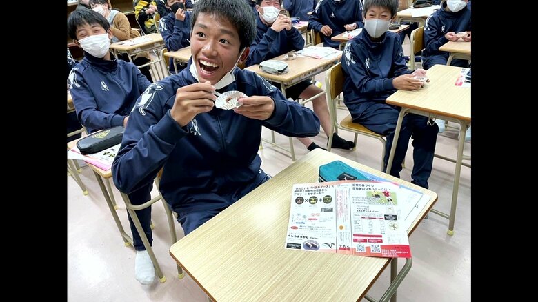 鯨ようかんを手に笑みも