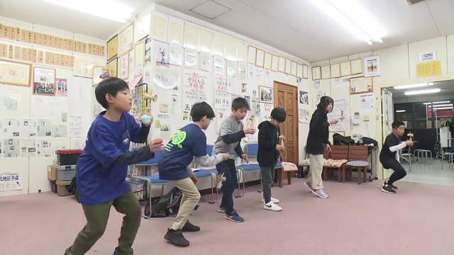 けん玉クラブの仲間と練習に励む羽山くん