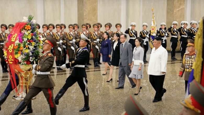 左から玄松月党副部、金与正氏、趙甬元党書記、李雪主氏、金正恩総書記、朴正天朝鮮人民軍総参謀長、