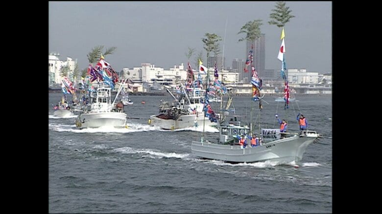 地元の漁船などによる海上パレード