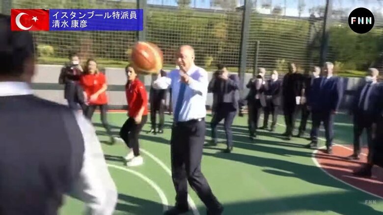 若者たちとバスケットボールに興じるエルドアン大統領　健康不安説の打ち消しに躍起