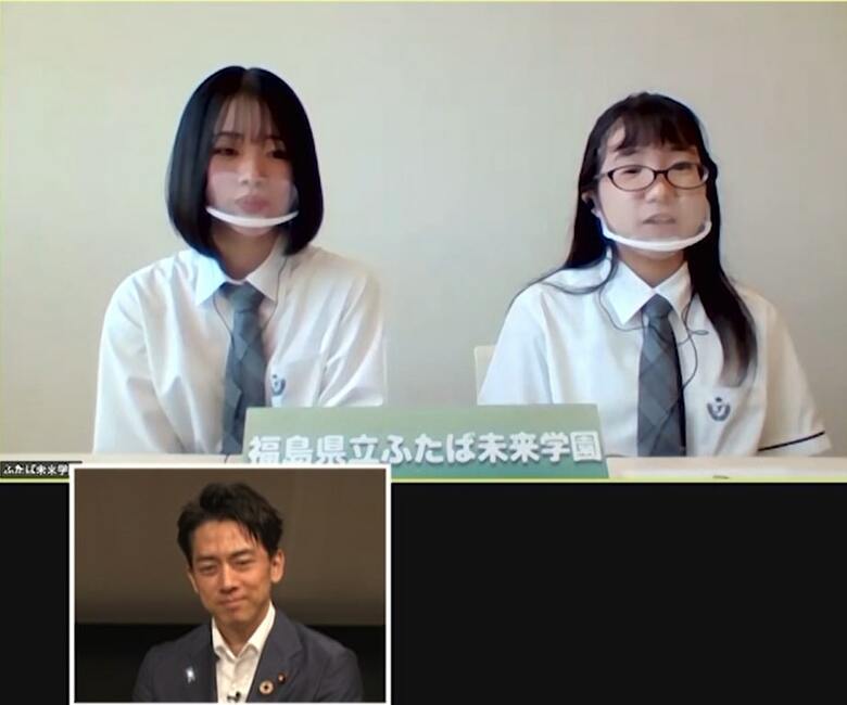 ふたば未来学園高等学校の中島一葉さん（左）と吉田百華さん（右）　ふたば未来学園は小泉氏が設立に尽力した