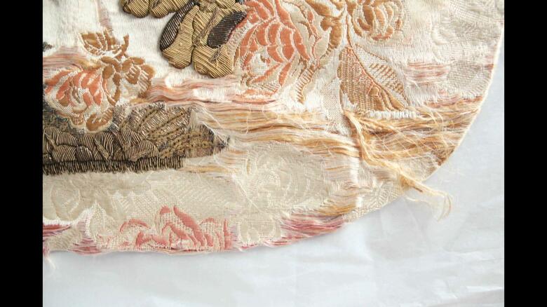 修復前の「大礼服」（提供：中世日本研究所）