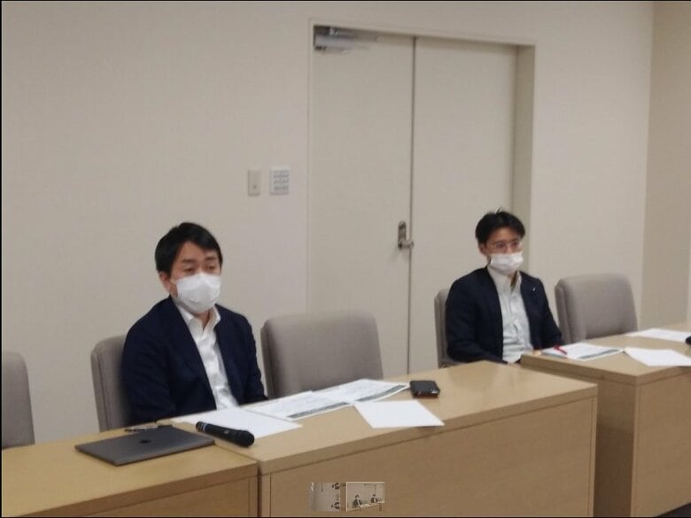 説明する伊藤悠都議（左）と岡本光樹都議（右）　10月14日