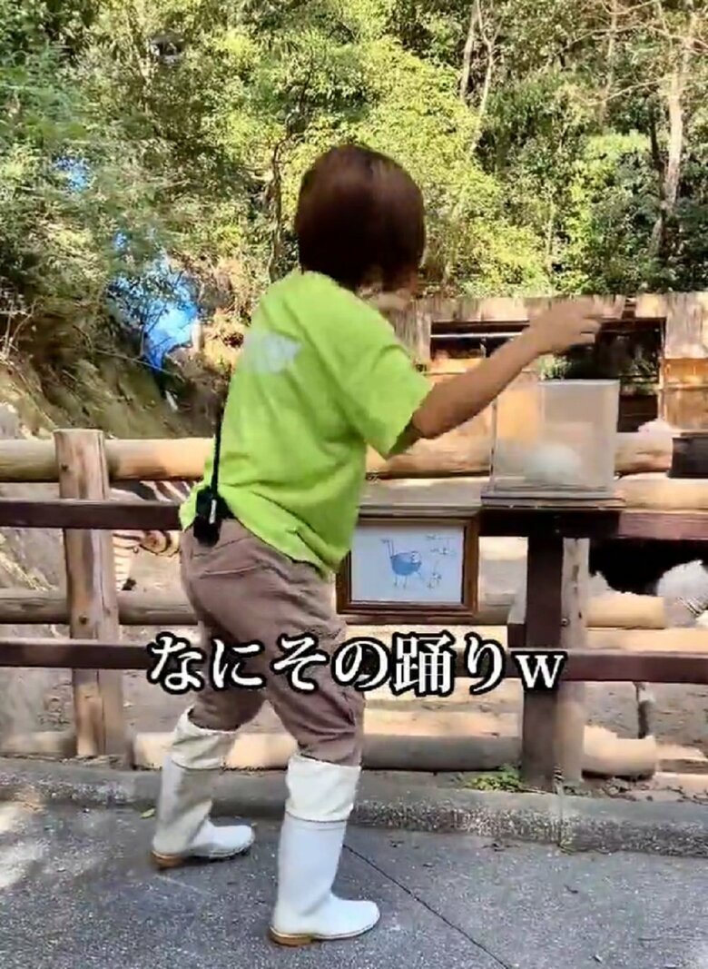 キョウちゃんは女性飼育員を無視し右側へと移動