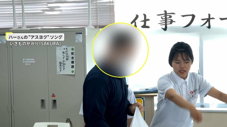 刑務所で指導にあたるベトナム人のダン・ティ・ハーさん（21）