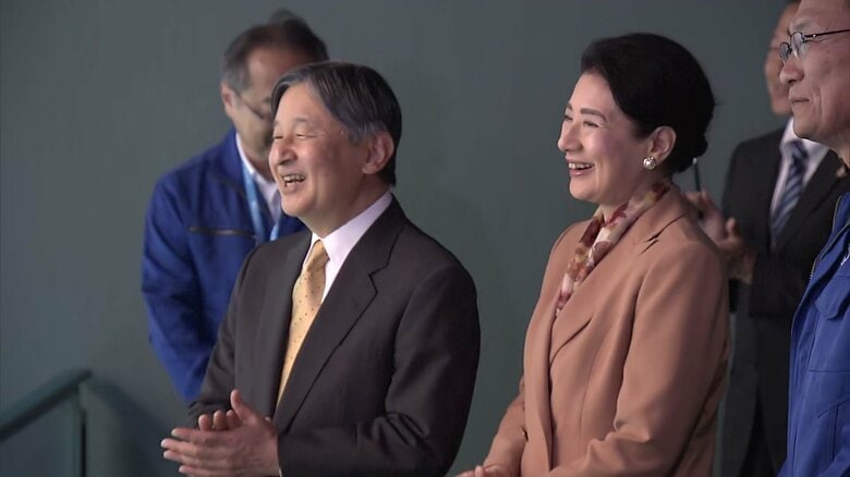 鳥羽水族館でラッコをご覧になる両陛下