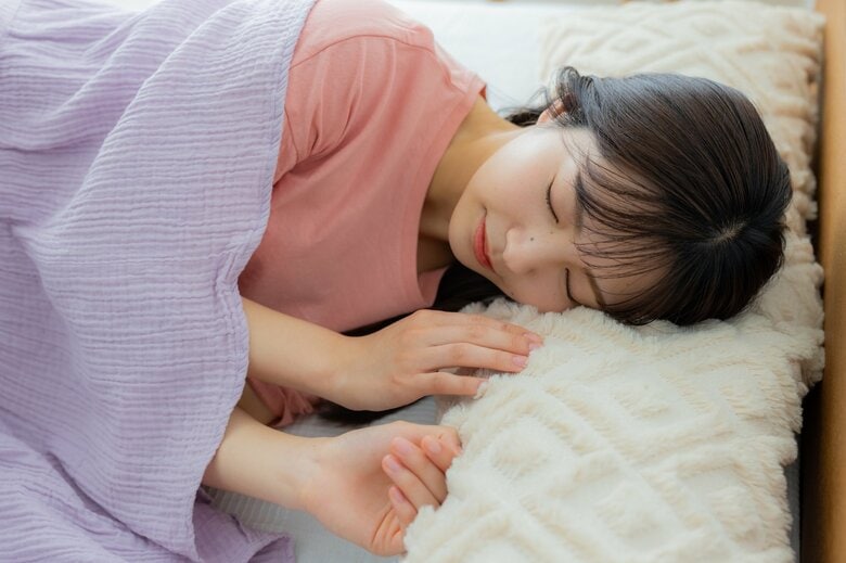 ケット類や掛け布団を近くに（画像はイメージ）