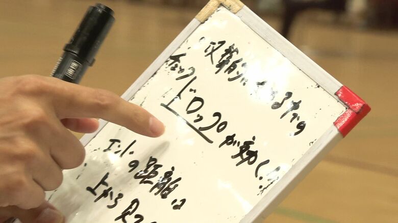 伊藤先生はホワイトボードでアドバイス