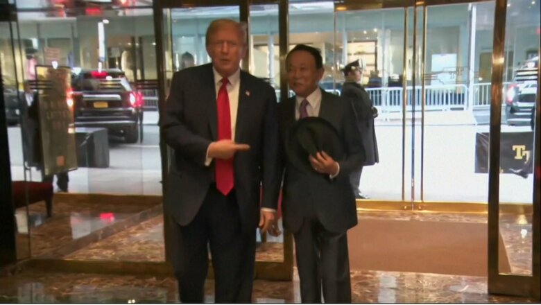 麻生氏を笑顔で歓迎した