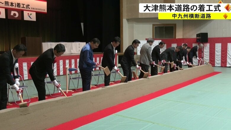関係者11人が鍬入れ