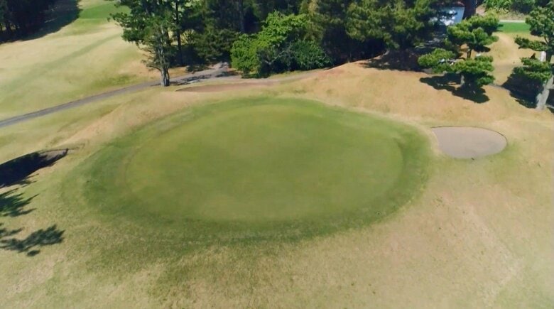 急傾斜（高さ7.2メートル）の砲台グリーン