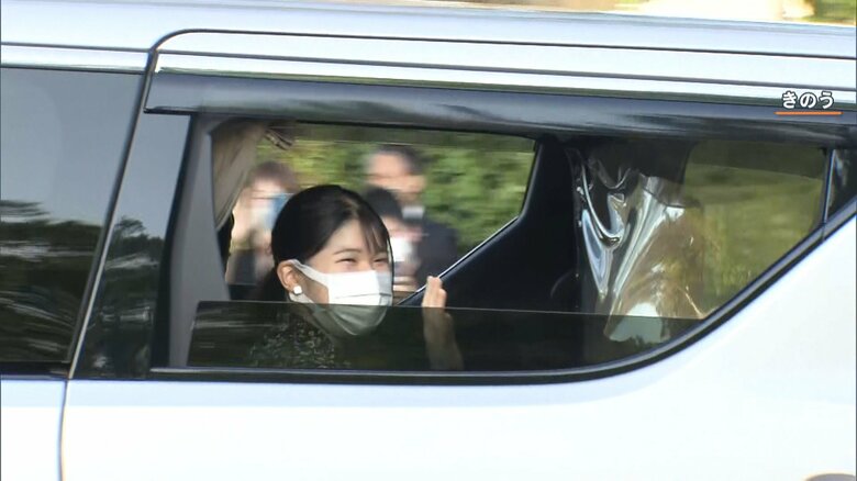 集まった沿道の人々に、笑顔で手を振られる愛子さま