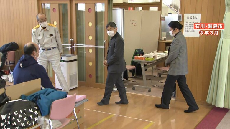 スリッパは履かれずに、靴下のまま被災者の元へ