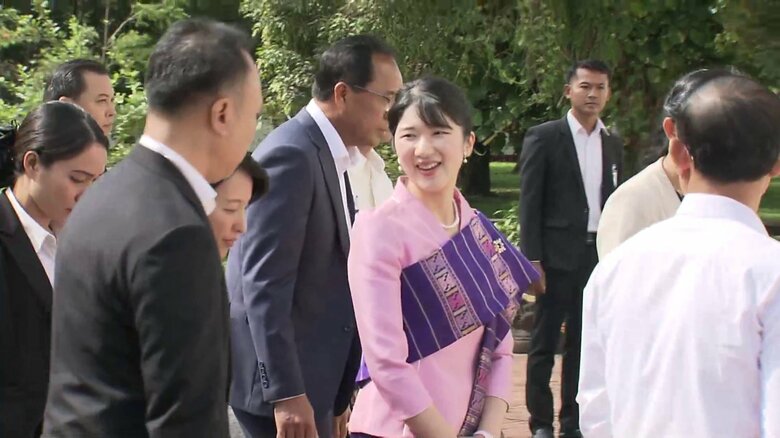 民族衣装で、陛下の思い出の地を巡られた