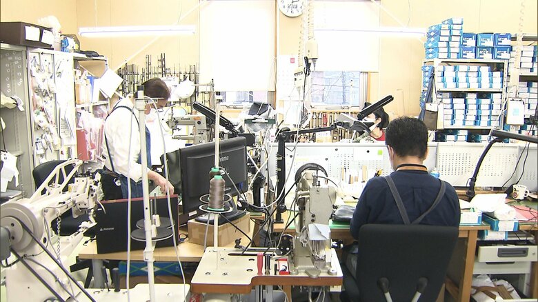 自社工房で手作業で修理する