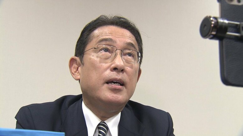 インスタライブ中の岸田氏（10日）