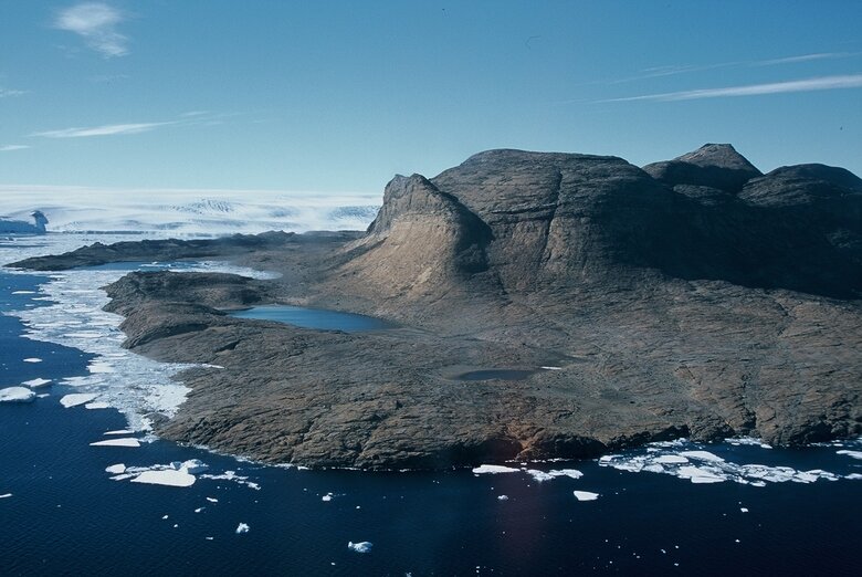 ラングホブデ北部　ザクロ池と小湊