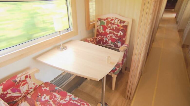 観光列車「ろくもん」の中