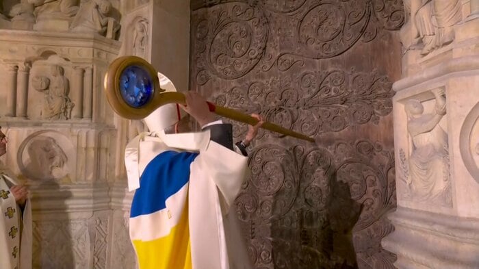 「ノートルダムよ、扉を開け」と唱え、火災で燃え残った梁（はり）から作られた大きな杖で扉をたたく大司教