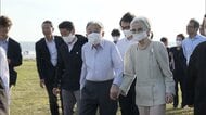 上皇ご夫妻が葉山御用邸で静養　手をつなぎ浜辺を散策、美智子さまが赤ちゃんの手を握るなど地元の人たちと交流