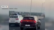 猛スピードで逃走の車の上に警察官　一時時速100キロ超、命懸けの追跡劇　奇跡的に無傷、勇敢と表彰　インド