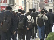 『まん延防止』初日朝の通勤風景に変化なし…出勤者数7割削減求めるも駅に多くの通勤客「またかって感じ」