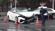“右直事故”で2人搬送 車両大きく破損も...