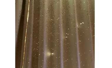 光がこぼれる“星空カーテン”…実は「猫の爪あと」!? 思いがけず生まれたアート作品に注目