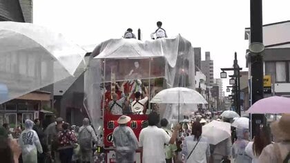 盛岡秋まつり「八幡下りパレード」が雨で中止　雨よけシートで運行する山車も　岩手県　