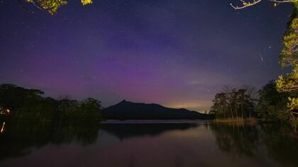「人生で一度は見てみたい」低緯度の北海道でも神秘的“オーロラ”に感動 満天の星とピンク色のコラボ 太陽の表面で起こる爆発現象「太陽フレア」の影響 天文台に大勢の人詰めかける