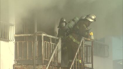 水道工事で氷をとかすため使用していたガスバーナーの火が燃え移ったか… 北海道釧路市のアパートで火事 住民は全員避難 けが人なし