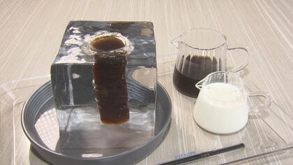 氷店が本気出したらこうなった…正真正銘“氷”が器の『アイスコーヒー』15cm角のものを業務用ドリルで削る