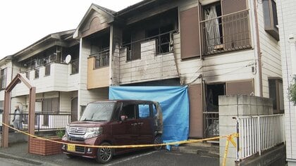 アパート火災で消防車など8台出動　母親と息子2人が暮らす部屋で1人死亡　連絡取れない母親か　埼玉・富士見市