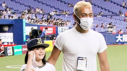 市川ぼたん 大きなけも耳＆もふもふしっぽでナイスピッチング！父・海老蔵の前でドキドキの初始球式