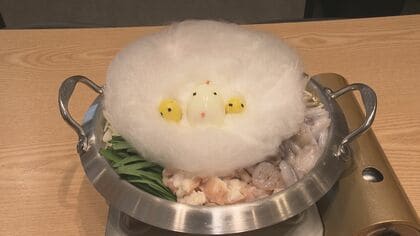 まるで“鳥の巣”のよう…韓国海鮮鍋「ナッコプセ」とわたあめのコラボ 「ユニーク鍋」が名古屋に登場 巣の上には食べられるニワトリとひよこも