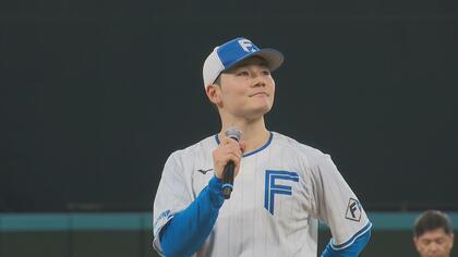 【日本ハム】エスコンF秋季キャンプ最終日に選手とファンがグラウンドでハイタッチ！さらに清宮幸太郎がファンに挨拶「僕たちが集中して野球に取り組める環境を作っていただきありがとうございました」