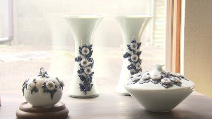 三川内焼」400年の伝統と革新が融合「菊の花飾り」に「唐子絵」陶芸の