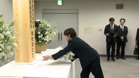 高市首相が能登被災地で犠牲者追悼…被害・復旧状況の説明受け「精一杯のお手伝いをしたい」　午後は朝市通りや和倉温泉など視察へ