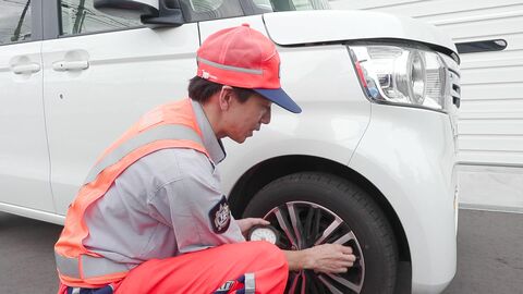 【夏の疲れは人間だけじゃない…】駐車場で車のラジオを聞いていたらバッテリーが！波打ち際を走行中タイヤが砂に！暑い夏を乗り越えた車のメンテナンス大丈夫？〈北海道〉