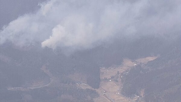 大船渡市の山火事の勢い衰えず…延焼続く現地の様子は? 建物被害84棟以上・避難指示3306人に拡大 小路地区で男性の遺体発見大船渡市の山火事の勢い衰えず…延焼続く現地の様子は? 建物被害84棟以上・避難指示3306人に拡大 小路地区で男性の遺体発見