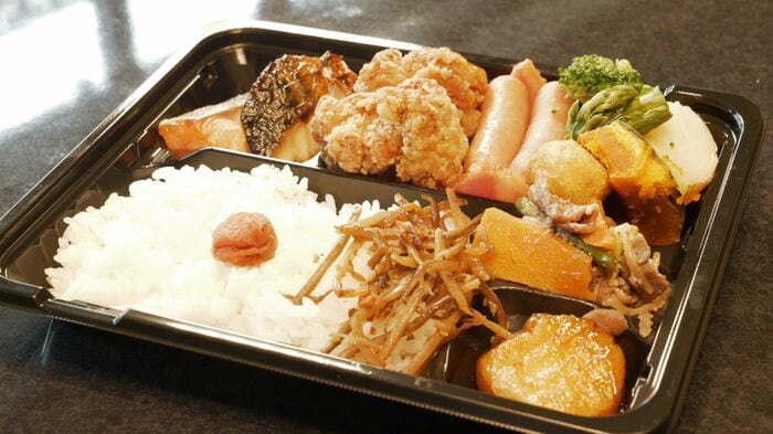 ホテルのビュッフェの食材を使った弁当、なんと450円!
