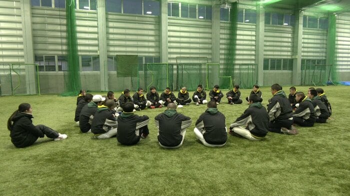 ミーティングで意思統一を図る選手たち