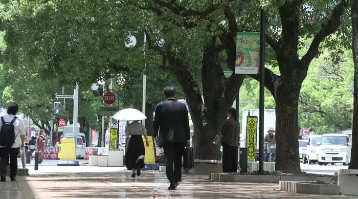 （連休明けの街を歩く人々）