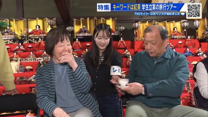 参加者に紅茶を提供する深井さん