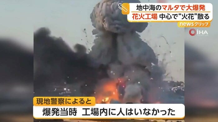 花火によるものか黒煙の中に火花のようなものが見える
