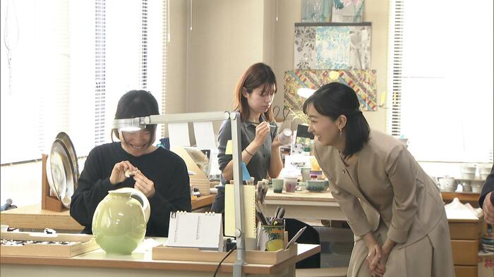 金箔を貼る職人に声を掛けられる佳子さま(石川・小松市)